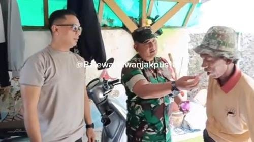 Tangkap layar video yang memperlihatkan tindak represif aparat terhadap penjual es gabus Sudrajat. Foto/Tangkap Layar Video akun TikTok @Balewartawanjakpus Represif Aparat