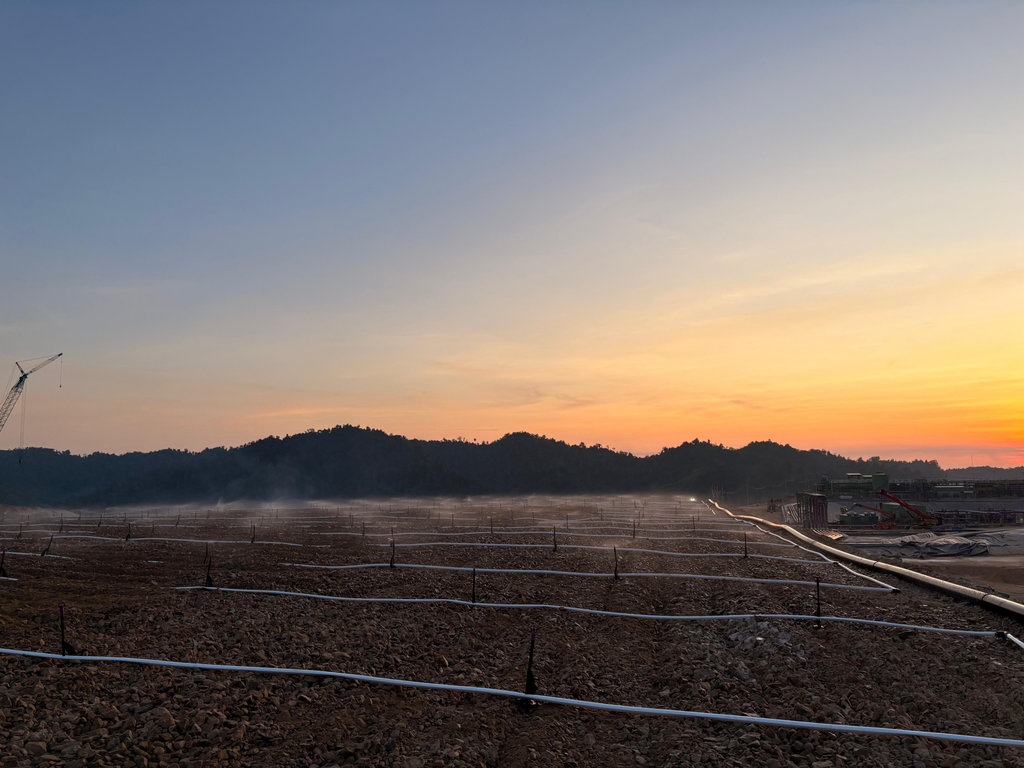 Tambang emas Pani mulai irigasi heap leach, menuju produksi emas perdana di kuartal I 2026. FOTO/PT Merdeka Gold Resources Tbk. Tambang emas Pani