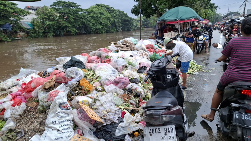 Kondisi sampah di sekitar Sungai Angke. tirto.id/Naufal Majid Sungai Angke