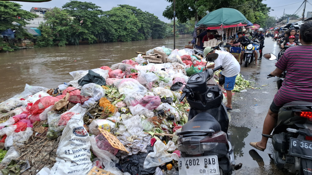 Kondisi sampah di sekitar Sungai Angke. tirto.id/Naufal Majid Sungai Angke