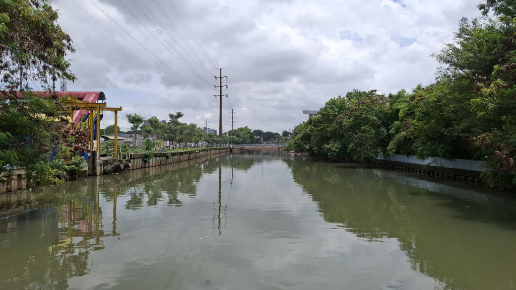 Potret bantaran Sungai Angke. tirto.id/Naufal majid Sungai Angke