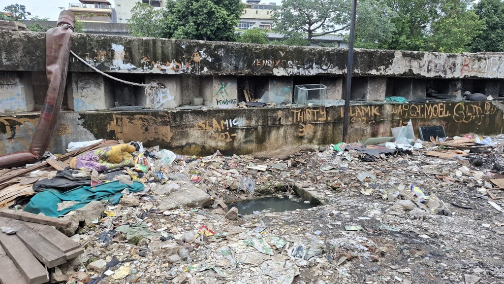 Kondisi sampah di sekitar Sungai Angke. tirto.id/Naufal Majid Sungai Angke