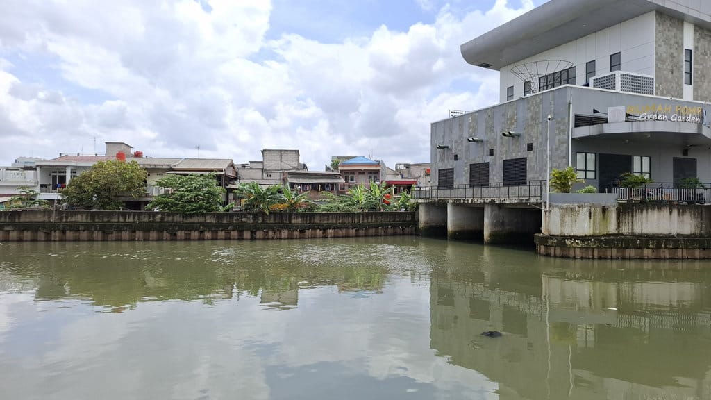 Cemaran Obat metformin di Sungai Angke. tirto.id/Naufal majid Sungai Angke