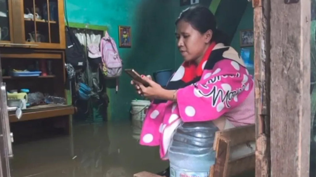 Banjir merendam hingga ke dalam rumah warga di RT 16 RW 04, kawasan Bojong Kavling, Rawa Buaya, Cengkareng, Jakarta Barat, Kamis (29/1/2026). ANTARA/Risky Syukur. Banjir di Rawa Buaya