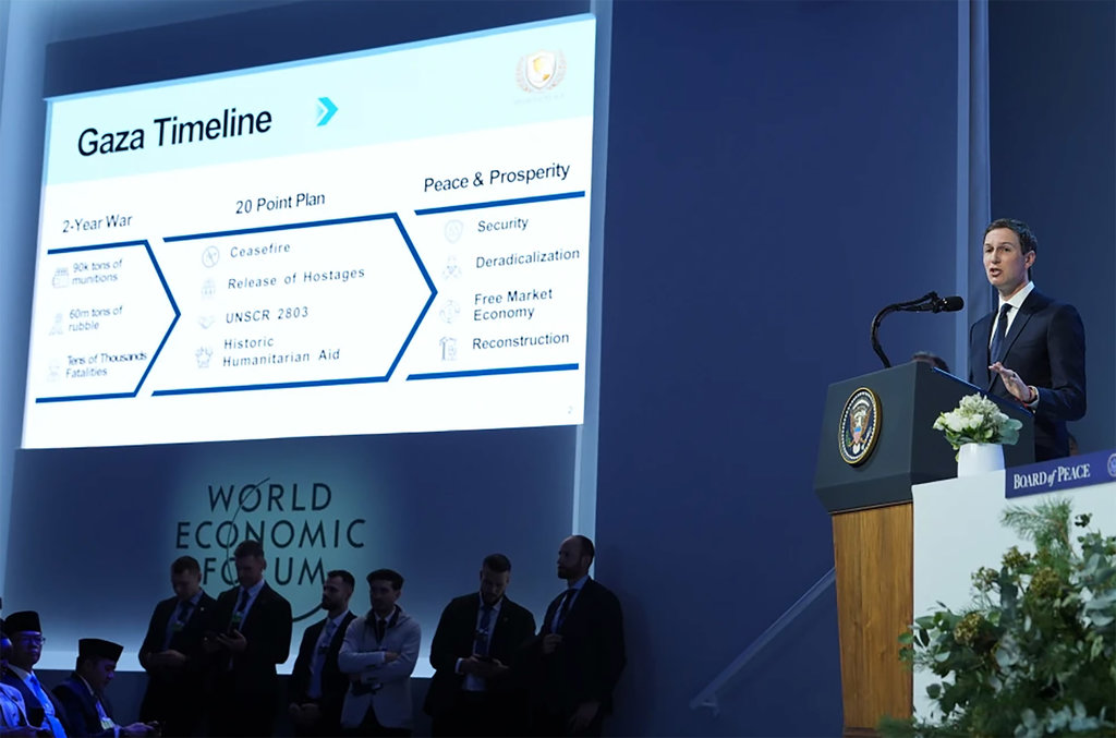 Jared Kushner berbicara saat Presentasi 'New Gaza' ditampilkan di layar raksasa pada pertemuan 'Dewan Perdamaian' selama pertemuan tahunan Forum Ekonomi Dunia (WEF) di Davos pada 22 Januari 2026. MANDEL NGAN / AFP Jared Kushner