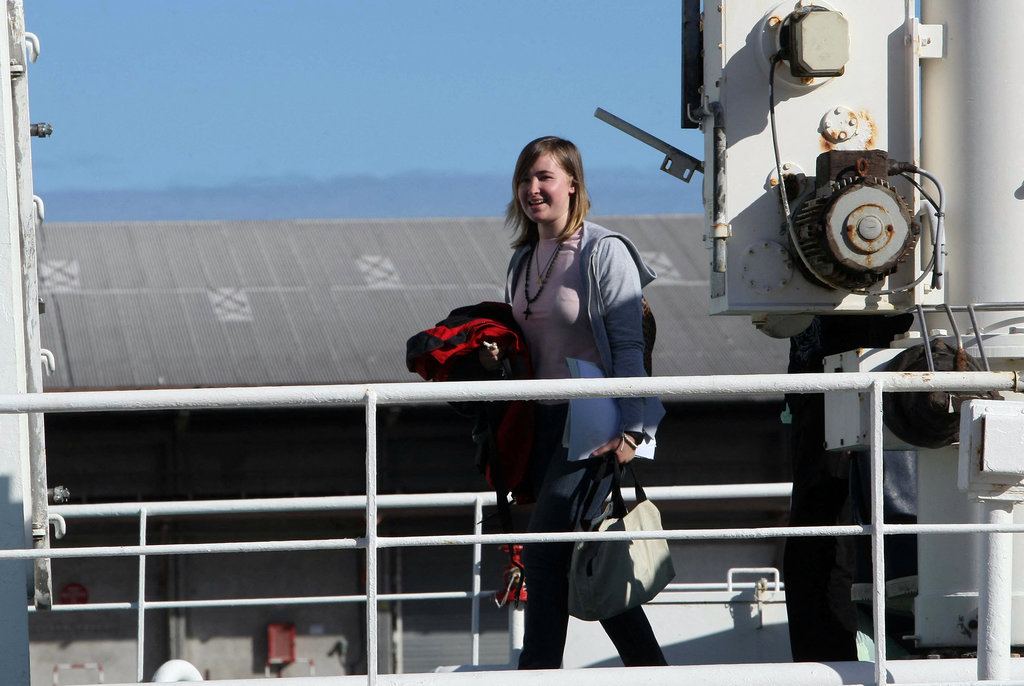 Abby Sunderland, yang diselamatkan oleh nelayan dari kapal pesiarnya yang mengalami musibah di Samudra Hindia dan dipindahkan ke kapal patroli Osiris, tiba pada 26 Juni 2010 di Saint-Denis de la Reunion di pulau Reunion, Prancis. AFP / RICHARD BOUHET. RICHARD BOUHET / AFP Abby Sunderland