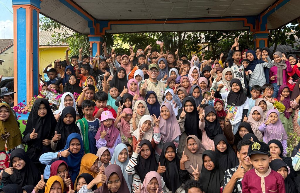 Wakil Menteri Haji dan Umrah (Wamenhaj) Dahnil Anzar Simanjuntak kembali mendatangi Aceh Tamiang untuk menyalurkan bantuan kemanusiaan bagi warga terdampak banjir dan longsor yang melanda wilayah tersebut pada November 2025. tirto.id/Irfan Amin Dahnil Anzar Simanjuntak