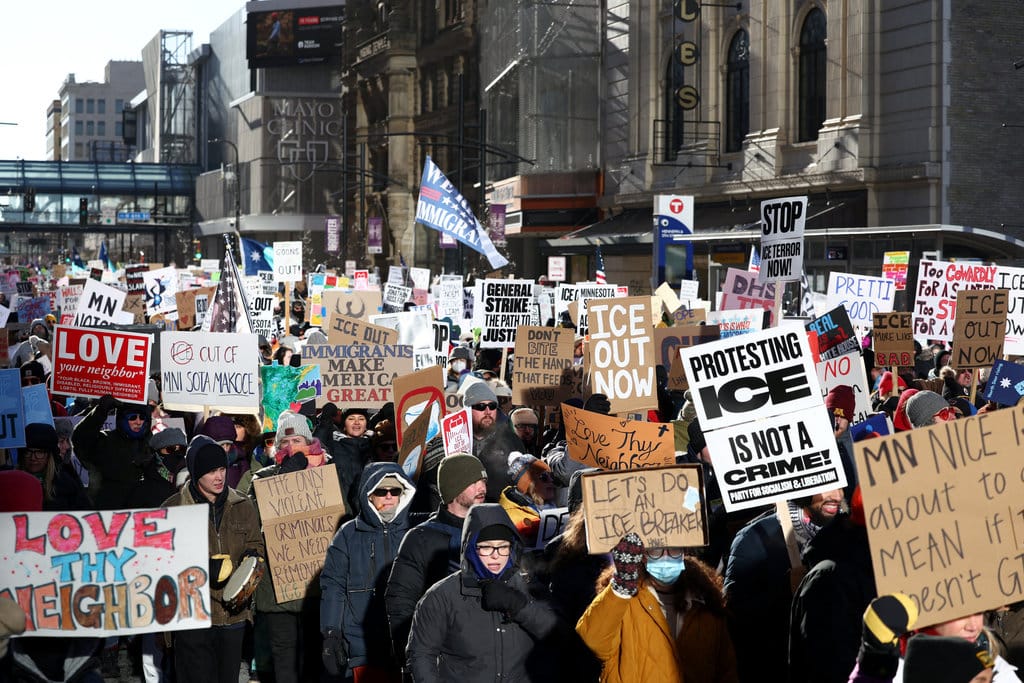 Orang-orang berpartisipasi dalam protes 'Penutupan Nasional' terhadap Badan Imigrasi dan Bea Cukai AS (ICE) di Minneapolis, Minnesota, pada 30 Januari 2026. Kepala perbatasan Donald Trump mengatakan pada 29 Januari 2026 bahwa beberapa agen federal dapat ditarik dari Minneapolis, kota di utara AS yang telah menjadi titik fokus penindakan imigrasi presiden. (Foto oleh CHARLY TRIBALLEAU / AFP) Aksi menolak ICE