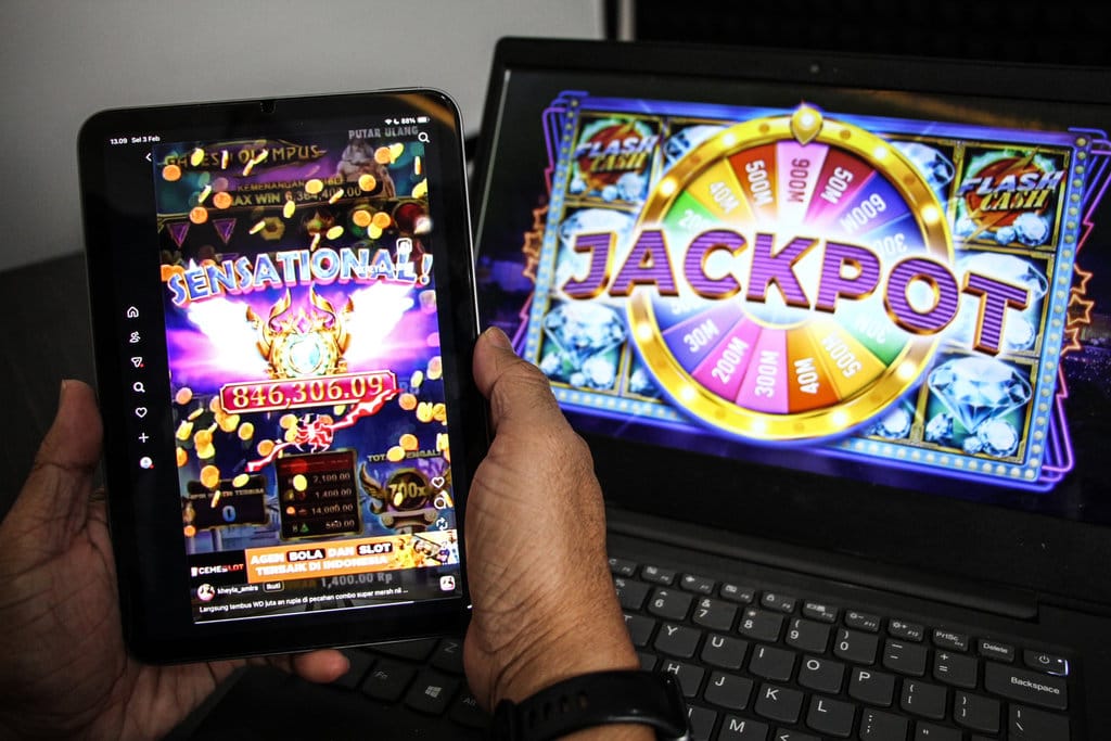 Warga melihat konten iklan judi online melalui gawainya di Palangka Raya, Kalimantan Tengah, Selasa (3/2/2026). ANTARA FOTO/Auliya Rahman/bar Kemenkomdigi blokir 2 juta lebih konten judi online tahun 2025