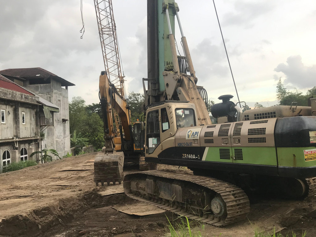 Alat berat kontruksi jalan tol Jogja-Solo seksi dua di Padukuhuan Ringinsari, Kalurahan Maguwoharjo, Sleman. tirto.id/ Abdul Haris Proyek Tol Jogja–Solo