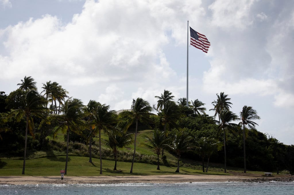 Sebuah pemandangan memperlihatkan bendera Amerika di Little St. James, sebuah pulau pribadi kecil yang sebelumnya dimiliki oleh mendiang pengusaha keuangan Jeffrey Epstein, di Kepulauan Virgin AS. REUTERS/Marco Bello Pulau Little St James