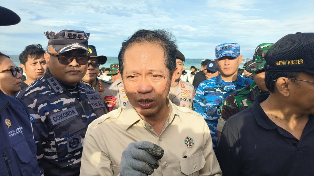 Menteri Lingkungan Hidup, Hanif Faisol Nurofiq, saat aksi bersih sampah di Pantai Kedonganan, Badung, Jumat (06/02/2026). Tirto.id/Sandra Gisela Aksi Bersih Sampah di Pantai Kendongan
