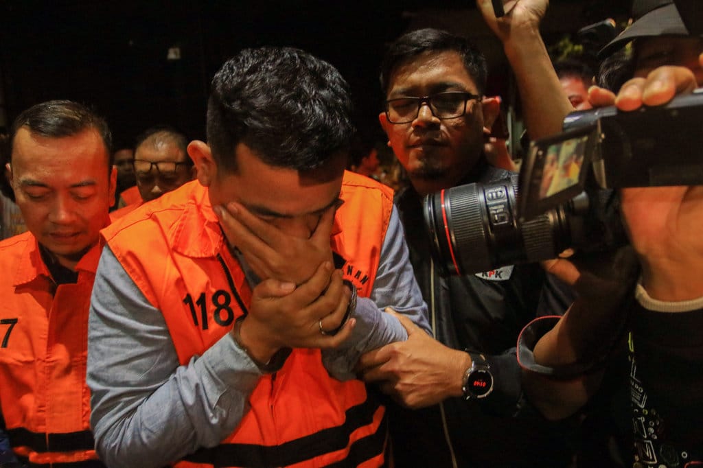 Tersangka kasus dugaan tindak pidana korupsi perkara suap importasi di Direktorat Jenderal Bea dan Cukai (DJBC), Orlando Hamongan (kanan) dan Rizal Fadillah (kiri) berjalan menggunakan rompi tahanan usai menjalani pemeriksaan di Gedung Merah Putih KPK, Jakarta, Jumat (6/2/2026). ANTARA FOTO/Muhammad Iqbal/wpa. Penahanan tersangka OTT importasi barang di DJBC