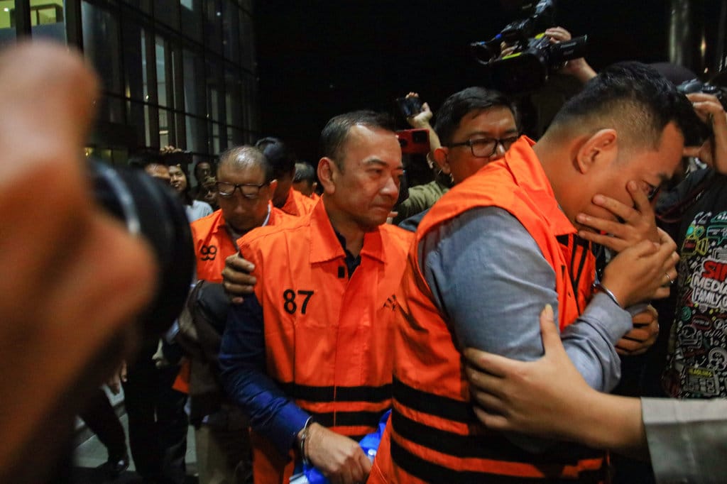Tersangka kasus dugaan tindak pidana korupsi perkara suap importasi di Direktorat Jenderal Bea dan Cukai (DJBC), Orlando Hamongan (kanan), Rizal Fadillah (tengah) dan Sisprian Subiaksono (kiri) berjalan menggunakan rompi tahanan usai menjalani pemeriksaan di Gedung Merah Putih KPK, Jakarta, Jumat (6/2/2026). ANTARA FOTO/Muhammad Iqbal/wpa. Penahanan tersangka OTT importasi barang di DJBC