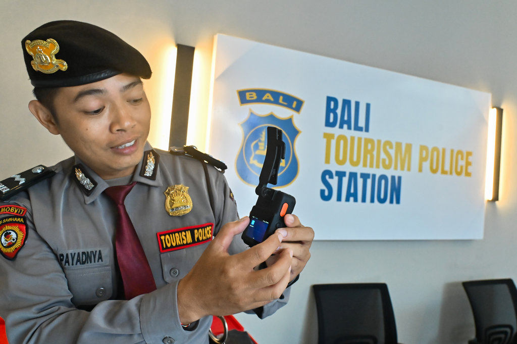Polisi pariwisata mengoperasikan perangkat body worn camera saat peresmian penggunaan gedung Bali Tourism Police Station di kawasan Kuta, Badung, Bali, Jumat (6/2/2026). ANTARA FOTO/Fikri Yusuf/nz Peningkatan sarana polisi pariwisata Bali