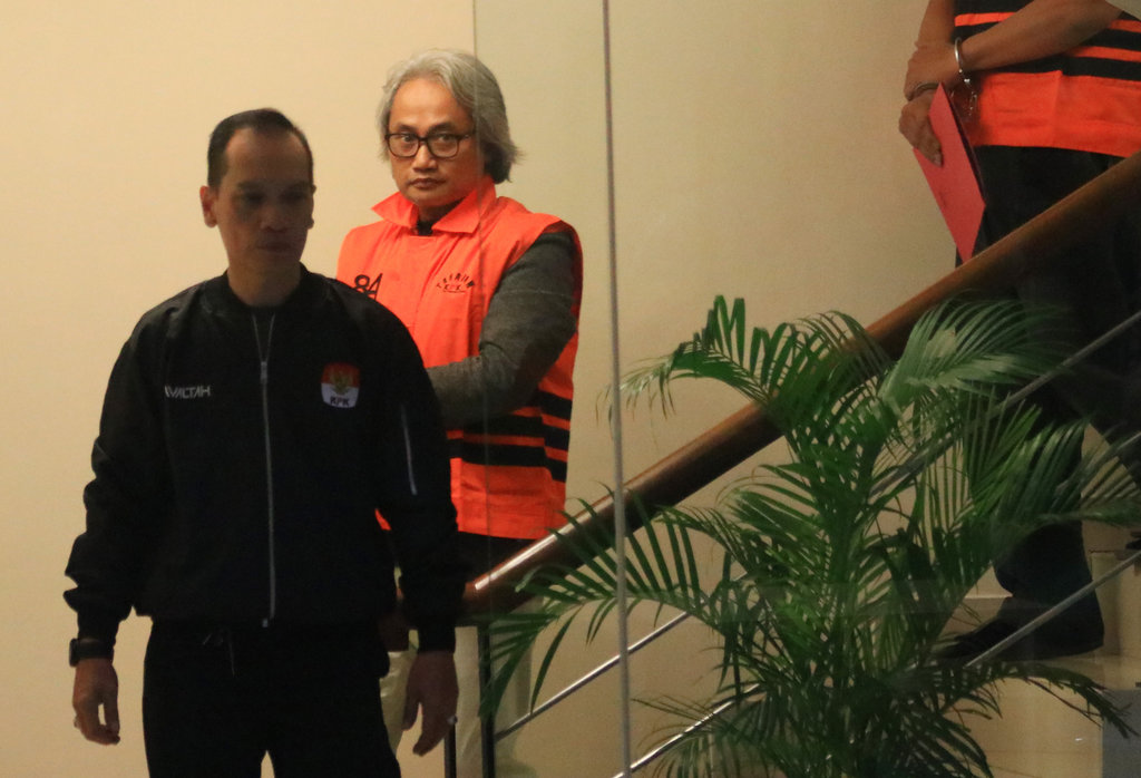 Tersangka kasus dugaan tindak pidana korupsi dalam restitusi pajak di lingkungan Kantor Pelayanan Pajak (KPP) Madya Banjarmasin Mulyono Purwo Wijoyo (kedua kiri) menggunakan rompi tahanan usai menjalani pemeriksaan di Gedung Merah Putih KPK, Jakarta, Kamis (5/2/2026). ANTARA FOTO/Muhammad Iqbal/foc. Tersangka kasus korupsi di KPP Madya Banjarmasin