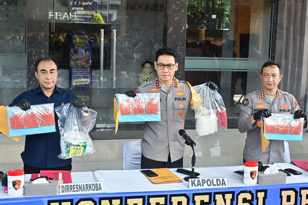 Kapolda Bali Irjen Pol. Daniel Adityajaya (tengah) didampingi Direktur Reserse Narkoba Polda Bali Kombes Pol. Radiant (kiri) dan Kabid Humas Polda Bali Kombes Pol. Ariasandy (kanan) menunjukkan barang bukti narkotika saat konferensi pers di Polda Bali, Denpasar, Bali, Sabtu (7/2/2026).. ANTARA FOTO/Fikri Yusuf/bar Pengungkapan kasus peredaran narkotika di Bali