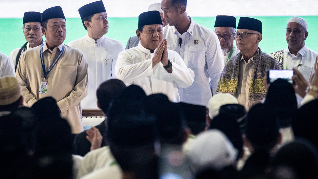 Presiden Prabowo Subianto (keempat kiri) bersama Ketua Umum MUI Anwar Iskandar (kedua kanan) dan Ketua Bidang Penanggulangan Bencana MUI Nusron Wahid (kedua kiri) menyapa warga saat menghadiri Pengukuhan dan Ta’aruf Pengurus Majelis Ulama Indonesia (MUI) masa bakti 2025-2030 di Masjid Istiqlal, Jakarta, Sabtu (7/2/2026). Presiden Prabowo Subianto dalam kesempatan tersebut menyampaikan pemerintah telah menyediakan lahan di depan Bundaran HI, Jakarta sebesar kurang lebih 4.000 meter persegi untuk dibangun gedung MUI dan lembaga-lembaga Islam lainnya. ANTARA FOTO/Bayu Pratama S/bar Presiden hadiri pengukuhan pengurus MUI
