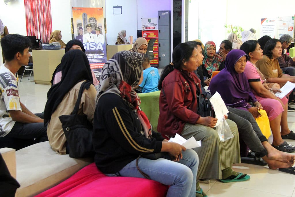 Peserta Penerima Bantuan Iuran Jaminan Kesehatan (PBI JK) antre saat melaporkan penonaktifan kepesertaannya di Mal Pelayanan Publik (MPP) Kota Dumai, Riau, Senin (9/2/2026). Sebanyak 19.479 penerima manfaat Program Jaminan Kesehatan Nasional (JKN) di daerah tersebut terdampak penonaktifan PBI JK setelah adanya kebijakan penyesuaian kepesertaan yang dilakukan oleh Kemensos berdasarkan SK Menteri Sosial Nomor 03/HUK/2026 dan baru 610 penerima manfaat di daerah itu yang sudah diaktifkan kembali kepesertaannya. ANTARA FOTO/Aswaddy Hamid/agr Dampak penonaktifan PBI JK