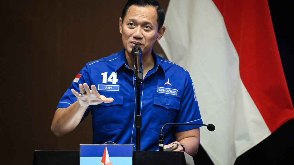 Ketua Umum Partai Demokrat Agus Harimurti Yudhoyono menyampaikan sambutan saat Penyerahan Kartu Tanda Anggota (KTA) Partai Demokrat di Jakarta, Senin (9/2/2026). Partai Demokrat menyerahkan kartu tanda anggota kepada 48 orang yang tergabung dalam komunitas Tionghoa sebagai komitmen menghargai kebinekaan sekaligus dalam rangkaian perayaan Tahun Baru Imlek 2577 Kongzili. ANTARA FOTO/Sulthony Hasanuddin/agr Partai Demokrat serahkan KTA ke anggota komunitas Tionghoa