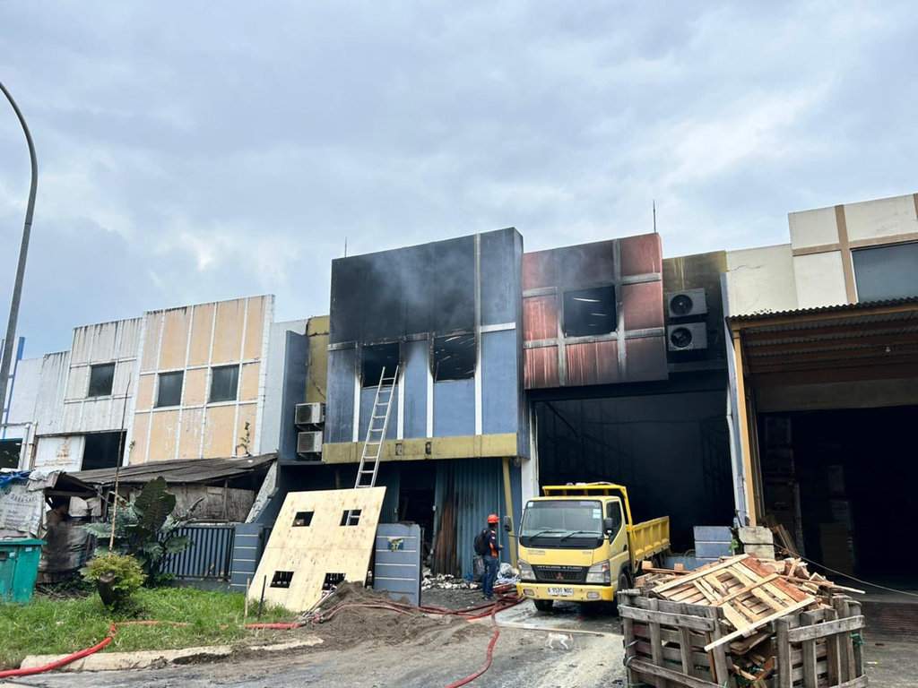 Bangunan Gudang Insektisida yang terbakar di Pergudangan Taman Tekno Kelurahan Setu Kecamatan Setu, Tangerang Selatan. FOTO/Romy Ramdhani Kebakaran Gudang Insektisida di Tangsel