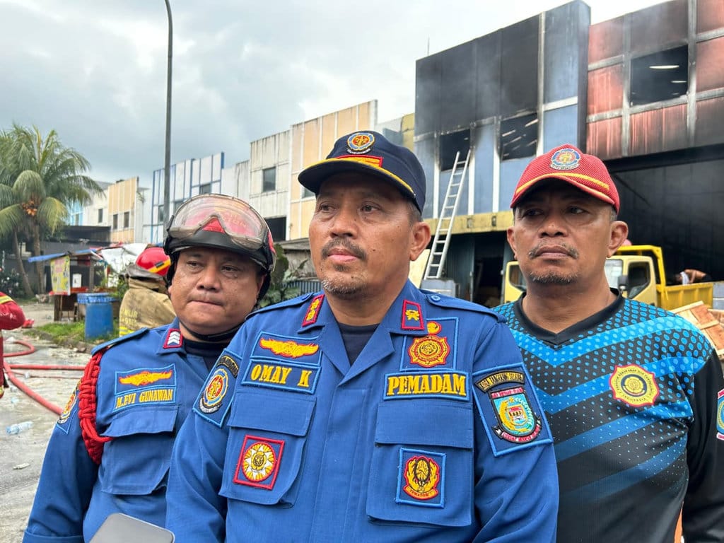 Kepala Bidang Pemadaman dan Penyelamatan Dinas Pemadam Kebakaran (Damkar) Kota Tangsel, Omay Komarudin saat berada dilokasi kebakaran gudang Insektisida. FOTO/Romy Ramdhani Kebakaran Gudang Insektisida di Tangsel
