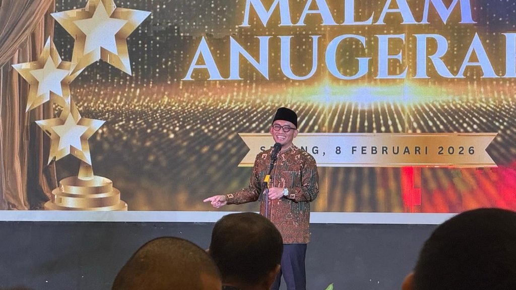 Wakil Menteri Haji dan Umrah (Wamenhaj), Dahnil Anzar Simanjuntak, menerima penghargaan kategori Golden Leader Tahun 2026 dari Jaringan Media Siber Indonesia (JMSI), Minggu (8/2/2026). Foto/ Humas Kemenhaj Dahnil Anzar Simanjuntak