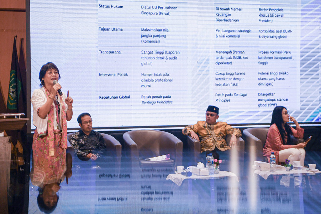 Aktivis sosial politik, Irma Natalia Hutabarat (kiri) menyampaikan materinya saat diskusi Pengelolaan BUMN di Era Ekonomi Baru di Universitas Mulawarman, Samarinda, Kalimantan Timur, Selasa (10/2/2026). ANTARA FOTO/M Risyal Hidayat/rwa. Diskusi pengelolaan BUMN di era ekonomi baru