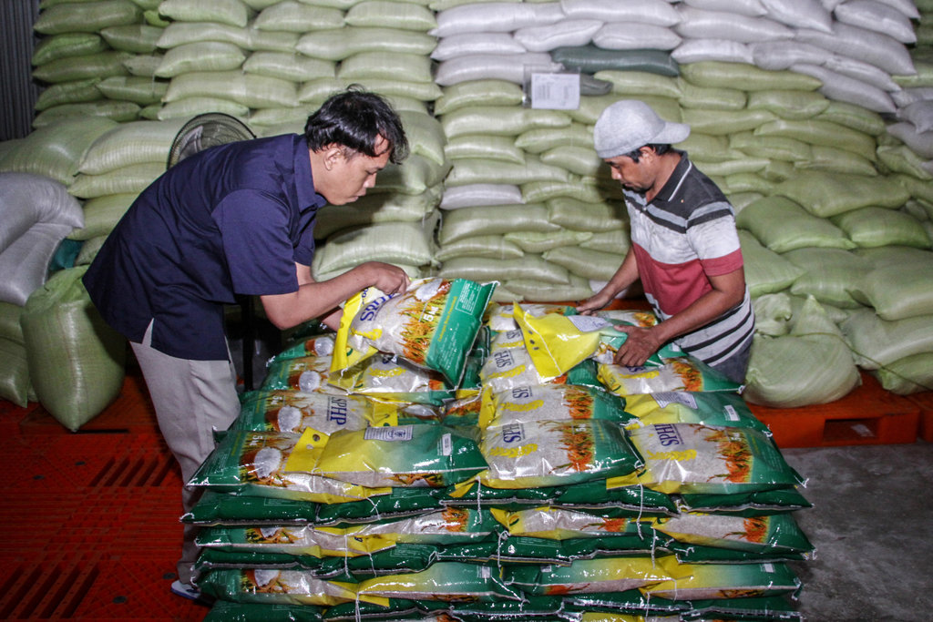 Pekerja menata beras Stabilisasi Pasokan Harga Pangan (SPHP) di gudang Bulog Kalimantan Tengah, Palangka Raya, Selasa (10/2/2026). ANTARA FOTO/Auliya Rahman/rwa. Ketersediaan beras pada bulan Ramadhan