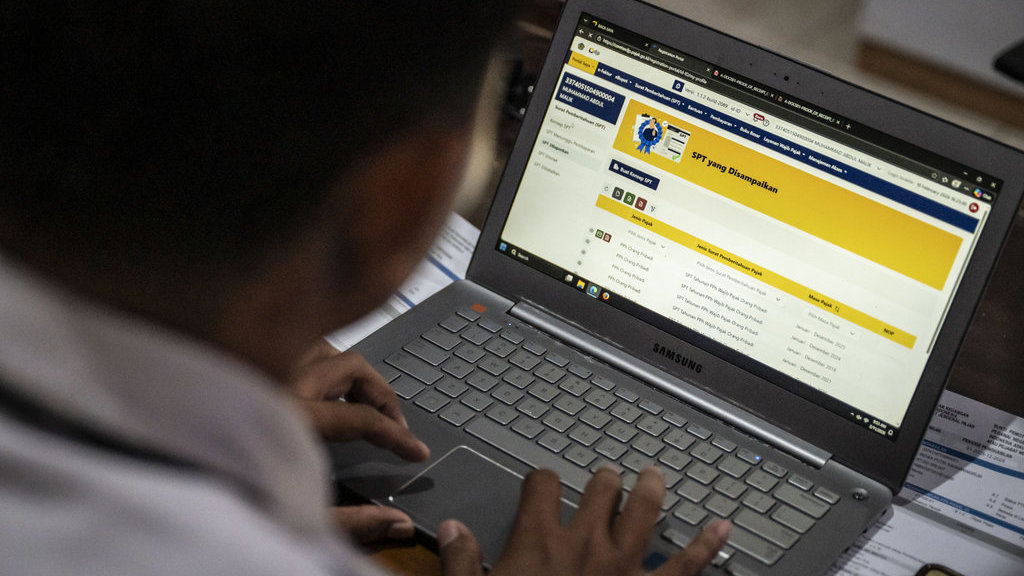 Wajib pajak melakukan pelaporan SPT Tahunan secara mandiri melalui sistem Coretax dalam kegiatan layanan jemput bola di Kantor Kecamatan Semarang Tengah, Semarang, Jawa Tengah, Rabu (11/2/2026). ANTARA FOTO/Aprillio Akbar/foc. Layanan jemput bola pelaporan SPT Tahunan di Semarang