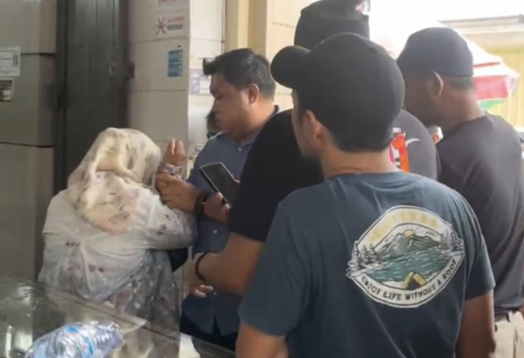Seorang perempuan berinisial S (45) diamankan polisi usai mencoba merampok dan melempar bom molotov di toko emas Logam Mulia, di Jalan Somba Opu, Makassar. Tersangka saat ini ditahan di Mapolrestabes Makassar, Kamis (12/2/2026). Tirto.id/MN Abdurrahman Seorang Ibu di Makassar Mencoba Merampok Toko Emas