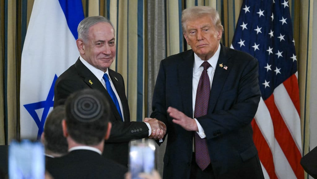 Presiden AS Donald Trump dan Perdana Menteri Israel Benjamin Netanyahu (kiri) berjabat tangan di akhir konferensi pers di Ruang Makan Negara Gedung Putih di Washington, DC pada 29 September 2025. Presiden AS Donald Trump mengatakan pada hari Senin bahwa Washington 'sangat dekat' untuk mengamankan perdamaian dalam perang Gaza, setelah bertemu dengan Perdana Menteri Israel Benjamin Netanyahu dan merilis rencana perdamaian 20 poin. AFP/ANDREW CABALLERO-REYNOLDS Presiden AS Donald Trump dan Perdana Menteri Israel Benjamin Netanyahu