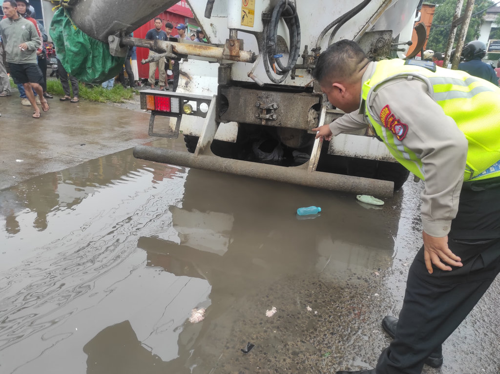 Polisi Menunjukkan Lokasi Kejadian seorang pelajar tabrak Truk Akibat Menghindari Lubang di Jalan Pasar Kemis, Jumat (13/02) meninggal di Rumah Sakit. (Foto: Rhomi Ramdani) TKP Pelajar Tabrak Truk di Tangsel
