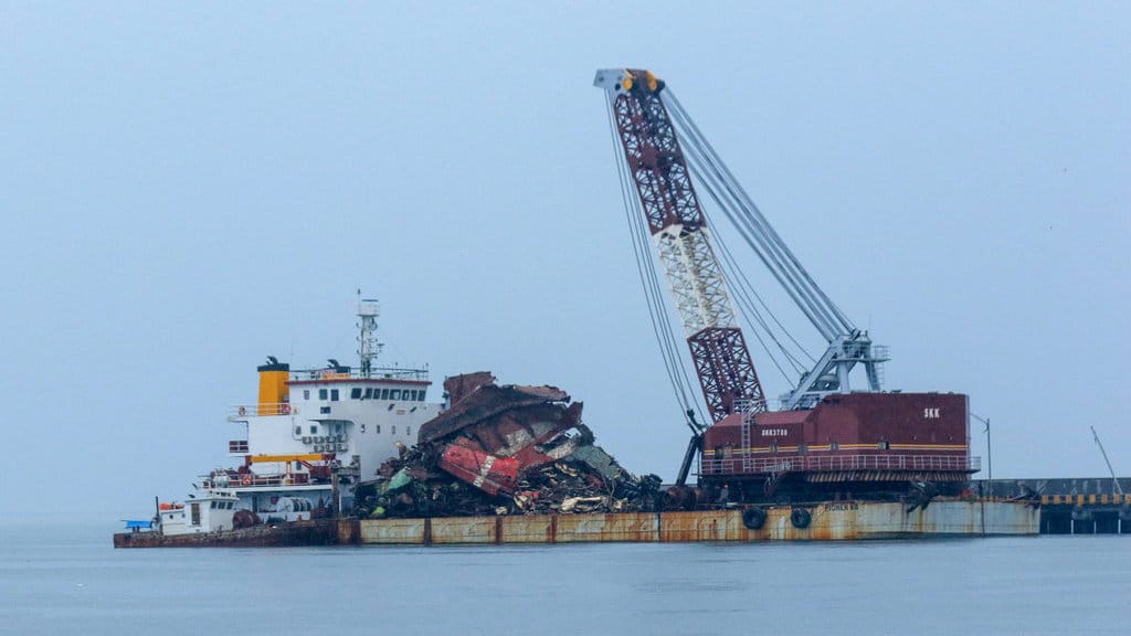 Bangkai KMP Tunu Pratama Jaya diangkat menggunakan Kapal tongkang Bercakar di Pelabuhan Marina Boom, Banyuwangi, Jawa Timur, Kamis (12/2/2026). ANTARA FOTO/Budi Candra Setya/foc. Hasil pengangkatan KMP Tunu