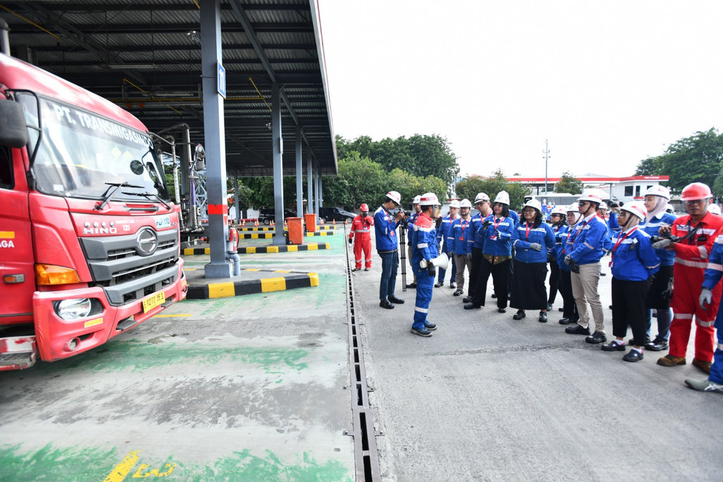 Kunjungan Pertamina bersama sejumlah Pemimpin Redaksi dan Perwakilan media nasional ke Integrated Terminal Jakarta melihat proses penyaluran distribusi dan monitoring keandalan kualitas produk BBM, Jumat (13/2/2026). FOTO/Pertamina. Rilis Pertamina