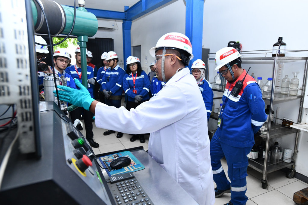 Kunjungan Pertamina bersama sejumlah Pemimpin Redaksi dan Perwakilan media nasional ke Integrated Terminal Jakarta melihat proses penyaluran distribusi dan monitoring keandalan kualitas produk BBM, Jumat (13/2/2026). FOTO/Pertamina. Rilis Pertamina