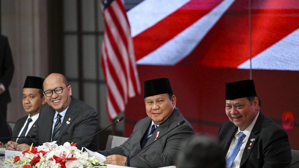 Presiden Prabowo Subianto (kedua kanan) didampingi Menko Perekonomian Airlangga Hartarto (kanan) dan CEO Danantara Rosan Roeslani (kedua kiri), Menteri ESDM Bahlil Lahadalia (kiri) memberikan sambutan saat Bussines Summit di Washington DC, Amerika Serikat, Rabu (18/2/2026). ANTARA FOTO/Hafidz Mubarak A/rwa. Presiden hadiri Bussines Summit di AS