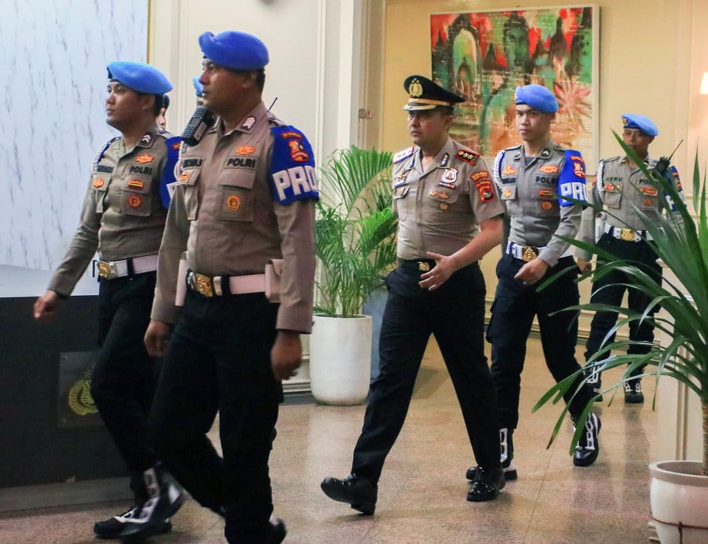 Mantan Kapolres Bima Kota AKBP Didik Putro Kuncoro (tengah) berjalan keluar dari ruang sidang usai mengikuti Sidang Komisi Kode Etik Polri (KKEP) terkait kasus pemilikan narkoba di Gedung Transnational Crime Center (TNCC) Mabes Polri Jakarta, Kamis (19/2/2026). AKBP Didik Putro Kuncoro mengakui soal kepemilikan koper yang berisi narkotika yang akan dikonsumsi sendiri dan mengakui telah mengonsumsi narkoba sejak tahun 2019. ANTARA FOTO/Muhammad Iqbal/wsj. Sidang etik mantan Kapolres Bima Kota AKBP Didik Putro Kuncoro