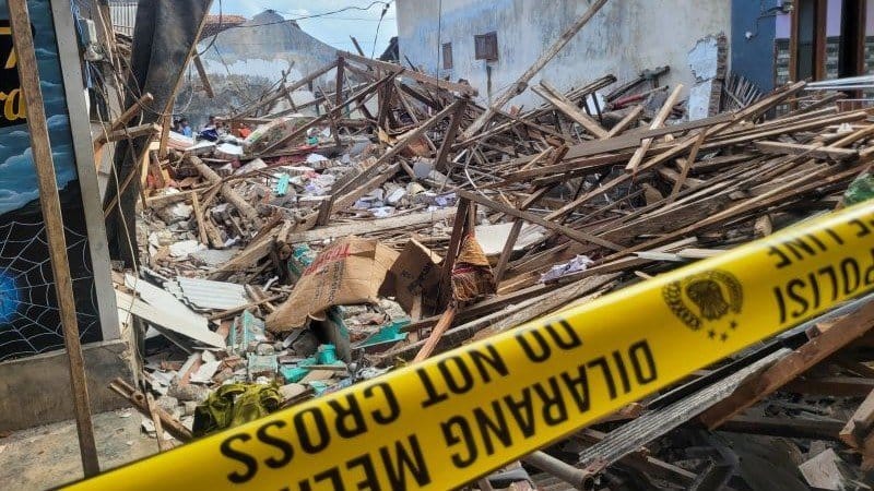 Polisi pasang garis polisi di lokasi kejadian ledakan petasan di Dusun Mimbo Desa Sumberanyar, Kecamatan Banyuputih, Situbondo, Jawa Timur. Rabu (18/2/2026) ANTARA/Novi Husdinariyanto Ledakan Petasan Situbondo