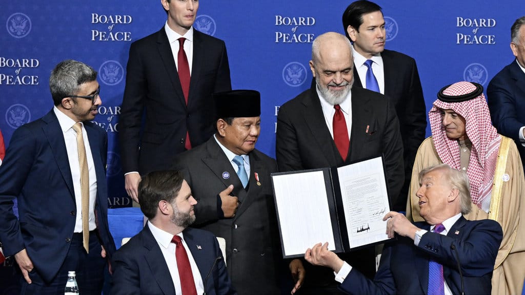 Presiden Prabowo Subianto (keempat kiri) berbincang dengan Presiden Amerika Serikat Donald Trump (ketiga kanan) saat KTT Dewan Perdamaian (BoP) di Donald J. Trump US Institute of Peace, Washington DC, Amerika Serikat, Kamis (19/2/2026). Pada KTT BoP itu Indonesia menyatakan kesiapan untuk berkontribusi pada International Stabilization Force (ISF) serta mendukung rekonstruksi dan stabilisasi jangka panjang Gaza. ANTARA FOTO/HO-Setpres/hma/wpa. Presiden Prabowo hadiri KTT Dewan Perdamaian