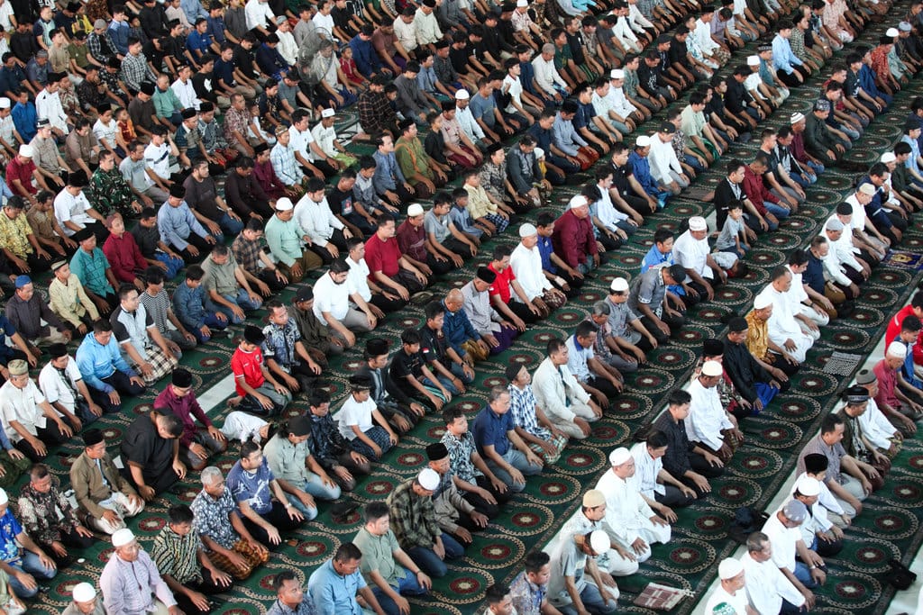 Umat Islam melaksanakan shalat Jumat di Masjid Nasional Al Akbar Surabaya, Surabaya, Jawa Timur, Jumat (20/2/2026). ANTARA FOTO/Didik Suhartono/bar Shalat Jumat pertama pada bulan Ramadhan di Surabaya