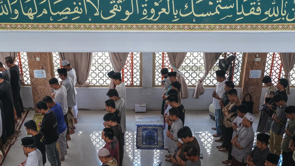 Umat Islam melaksanakan shalat Jumat di Masjid Jami Al Falah, Kendari, Sulawesi Tenggara, Jumat (20/2/2026). Shalat Jumat pertama di bulan suci Ramadhan 1447 H itu dihadiri ratusan Umat Islam. ANTARA FOTO/Andry Denisah/nym. Shalat Jumat pertama Ramadhan 1447 H di Kendari