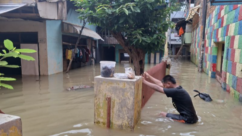 Banjir rendam permukiman warga di Gang Macan, Tanjung Lengkong, Bidara Cina, Jakarta Timur, Jumat (20/2/2026). ANTARA/Siti Nurhaliza Banjir Jakarta Bidara Cina