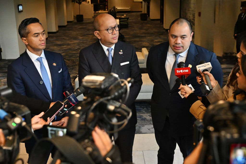Menteri Investasi dan Hilirisasi yang juga CEO BPI Danantara Rosan Roeslani (tengah), Chief Investment Officer (CIO) BPI Danantara Pandu Sjahrir (kanan), dan Ketua Kadin Indonesia Anindya Bakrie menjawab pertanyaan wartawan di Washington DC, Amerika Serikat, Jumat (20/2/2026) waktu setempat. Foto: Kris - Biro Pers Sekretariat Presiden Rosan Roeslani di Washington DC