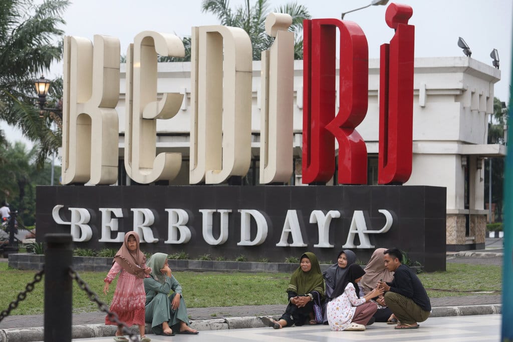 Warga mengunjungi Monumen Simpang Lima Gumul di Kabupaten Kediri, Jawa Timur, Minggu (22/2/2026). ANTARA FOTO/Prasetia Fauzani/foc. Ngabuburit di Monumen Simpang Lima Gumul Kediri