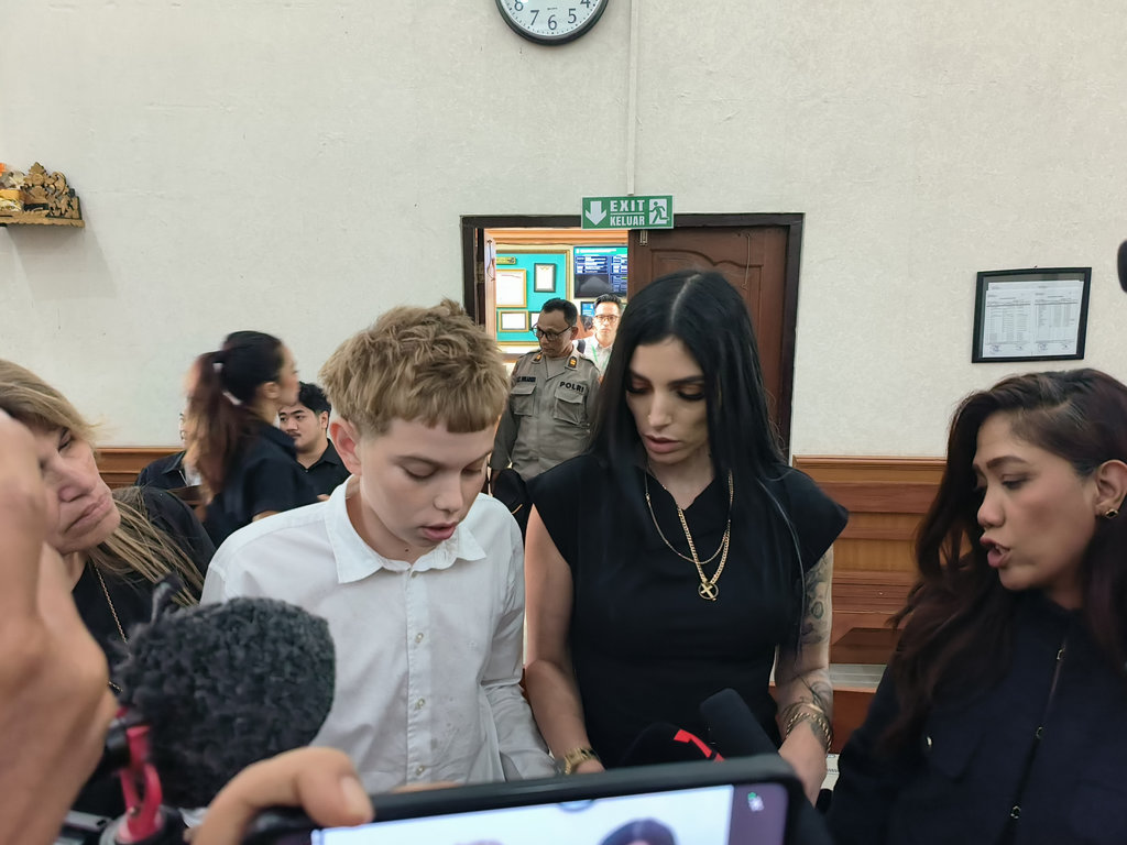 Putra sulung dan istri Zivan Radmanovic ketika menghadiri sidang duplik kasus penembakan WN Australia di Bali, Pengadilan Negeri Denpasar, Senin (23/02/2026). Tirto.id/Sandra Gisela Sidang Duplik Penembakan WN Australia di Bali