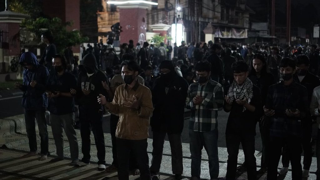 Massa aksi unjuk rasa menuntut reformasi Polri menggelar salat gaib di depan Mapolda Daerah Istimewa Yogyakarta (DIY), Selasa (24/2/2026). Abdul Haris/Tirto Demo di depan Polda DIY