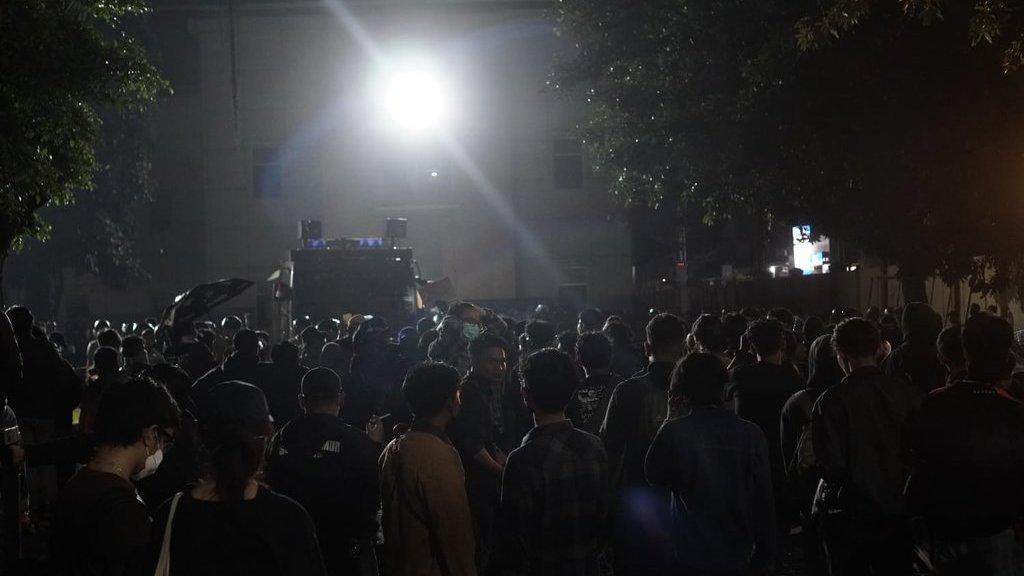 Massa aksi unjuk rasa menuntut reformasi Polri di depan Mapolda Daerah Istimewa Yogyakarta (DIY), Selasa (24/2/2026). Abdul Haris/Tirto Demo di Depan Polda DIY