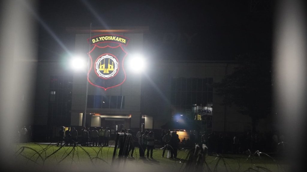 Polisi bersiaga di halaman depan Mapolda DIY guna mengamankan aksi unjuk rasa menuntut reformasi Polri, Selasa (24/2/2026). Abdul Haris/Tirto Demo di depan Polda DIY