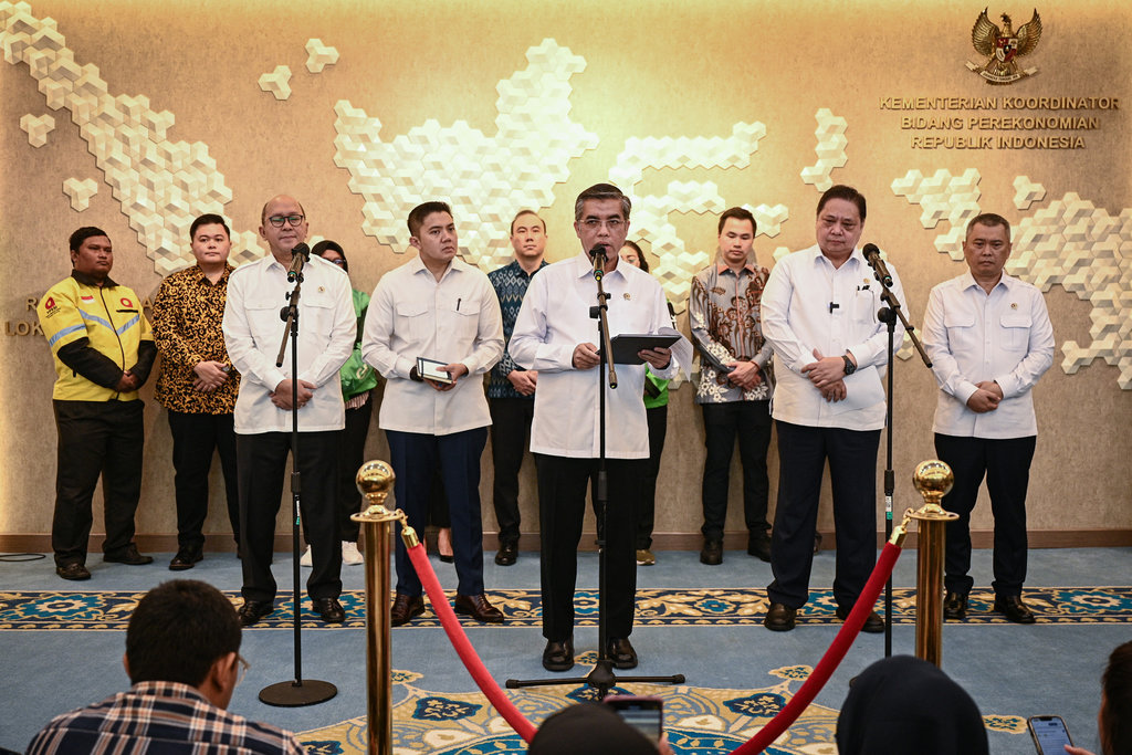 Menko Bidang Perekonomian Airlangga Hartarto (kedua kanan), Menteri Investasi dan Hilirisasi/Kepala BKPM Rosan Roeslani (ketiga kiri), Menteri Ketenagakerjaan Yassierli (tengah), Menteri Perhubungan Dudy Purwagandhi (kanan), dan Sekretaris Kabinet Teddy Indra Wijaya (keempat kiri) menyampaikan keterangan saat konferensi pers terkait tunjangan hari raya (THR) di Kantor Kemenko Bidang Perekonomian, Jakarta, Selasa (3/3/2026). Pemerintah menyiapkan anggaran sebesar Rp55 triliun atau naik 10 persen dari tahun sebelumnya untuk membayar THR bagi sekitar 10,5 juta aparatur negara serta meminta pihak swasta membayarkan THR secara penuh tanpa dicicil kepada pekerja paling lambat tujuh hari sebelum Hari Raya Idul Fitri. ANTARA FOTO/Fauzan/hma/tom. Konferensi pers kebijakan THR 2026